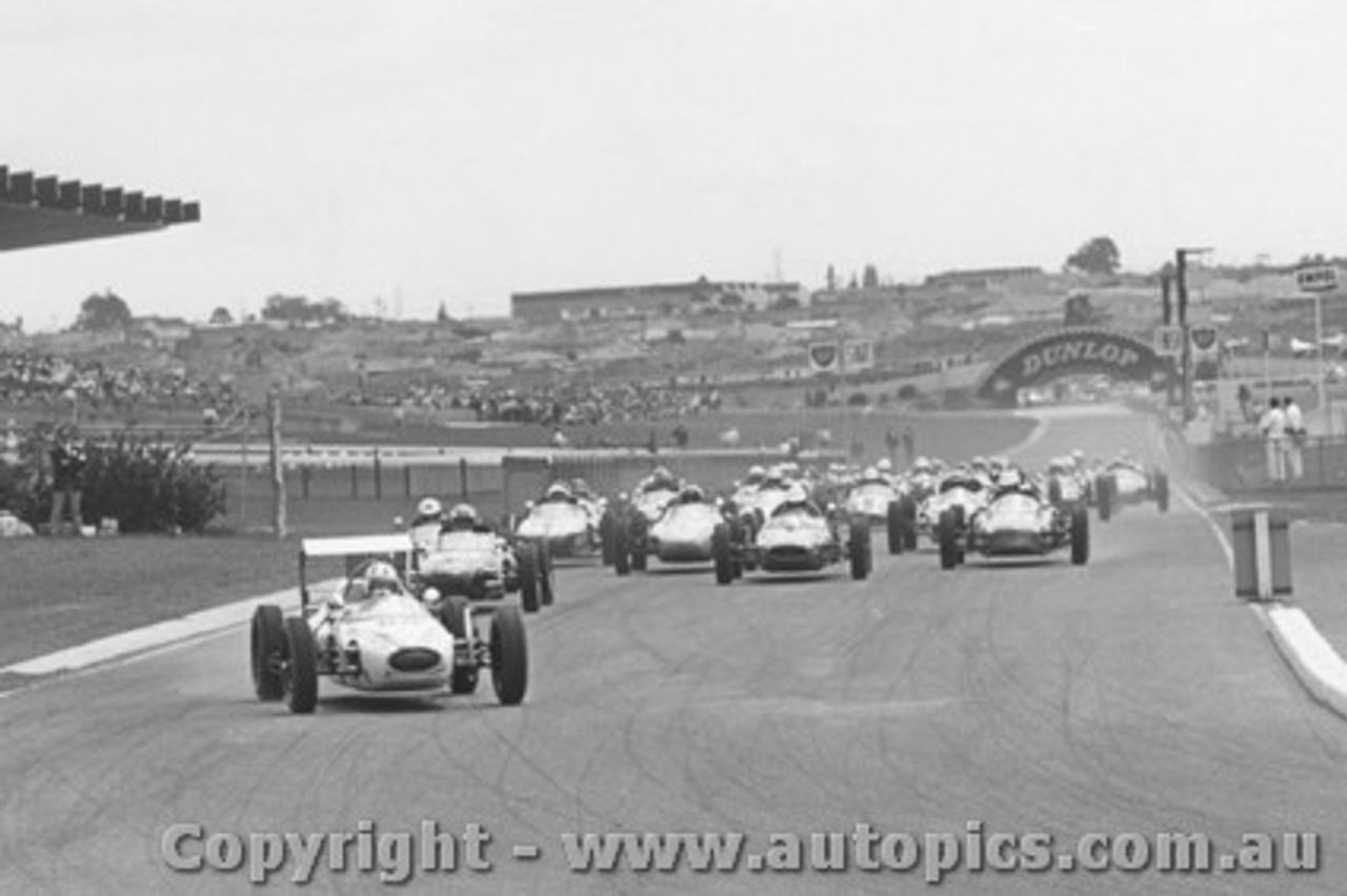 69531 - First Lap Formula Vee Race Sandown 1969 - I. Hill Malmark Vee leads C. Milton Elfin Vee and the 40 more.