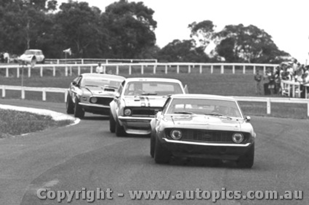 71055 - Jane Camaro / Beechey  Monaro /  Moffat Ford Mustang - Sandown  1971