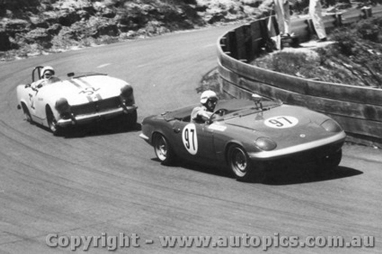 65420 - P. Meyer Lotus Elan and D. macarthur Austin Healey Sprite - Catalina Park Katoomba 1965