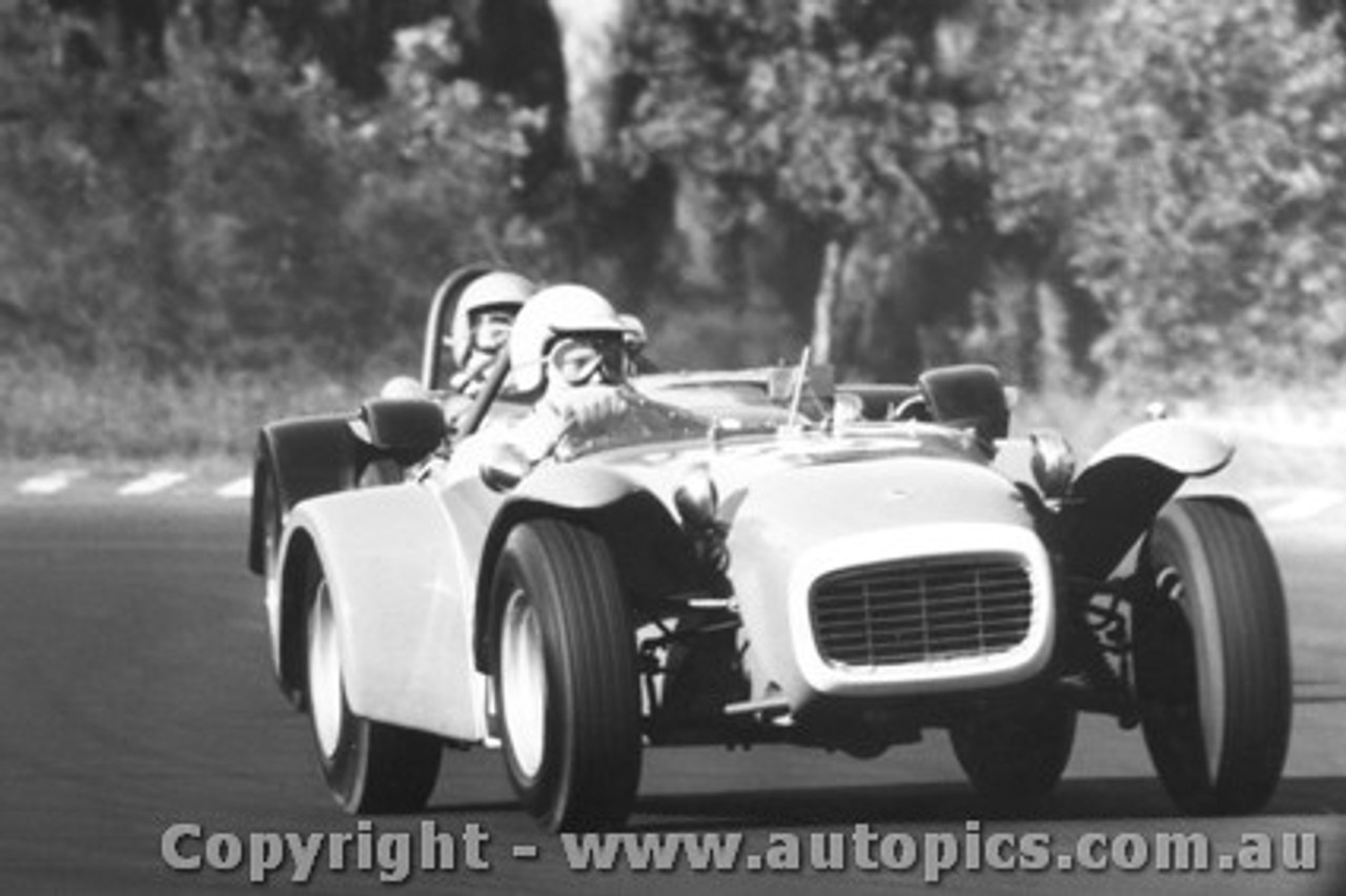 68437 - A. MaCarthur / M. Ryves Lotus Super Seven Fords  -  Warwick Farm 1967