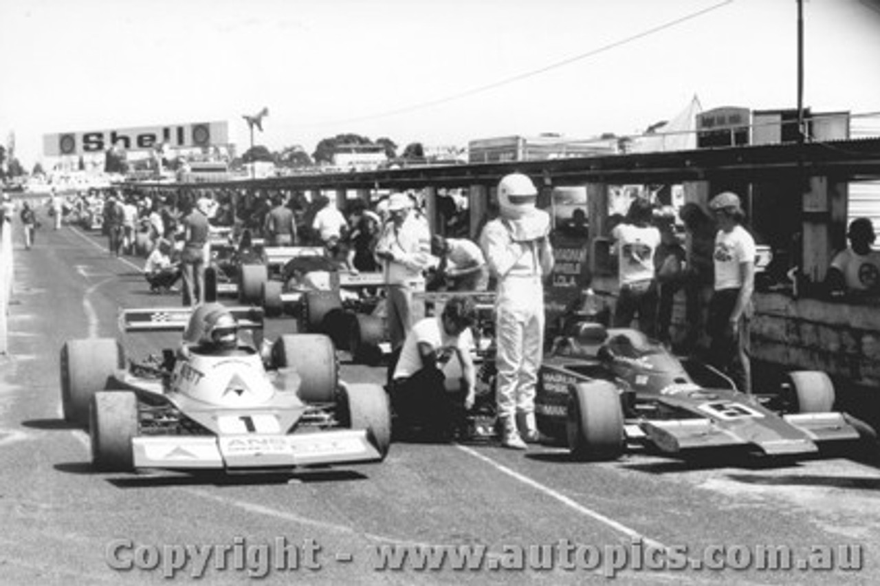 77620 - V. Schuppan  Elfin MR8 Chev - Kevin Bartlett Lola T332 -  Sandown 1977