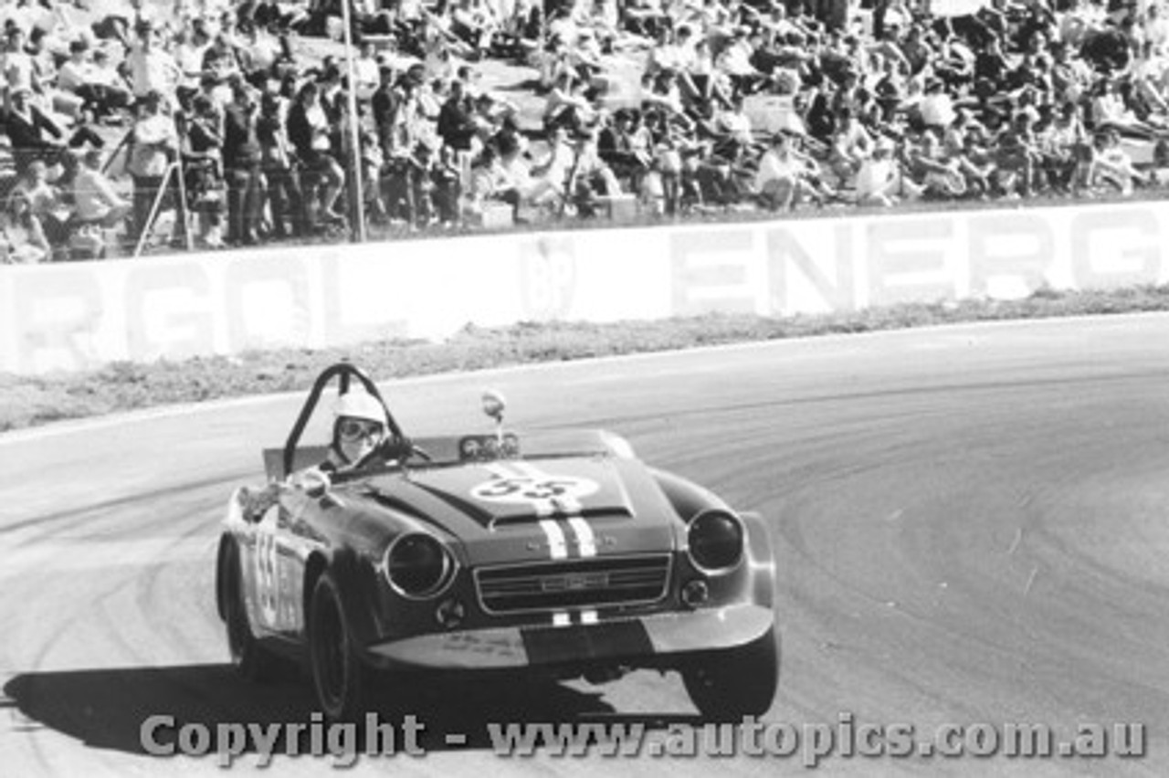 69453 - W. Wigram  Datsun 2000 SR311 - Oran Park 1969