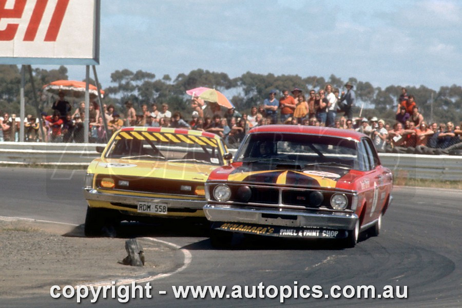 71090 - Denis O'Brien, Ford Falcon GTHO also Norm Beechey, Valiant Charger, Calder Park Raceway, 1971 - Photographer Ray Simpson