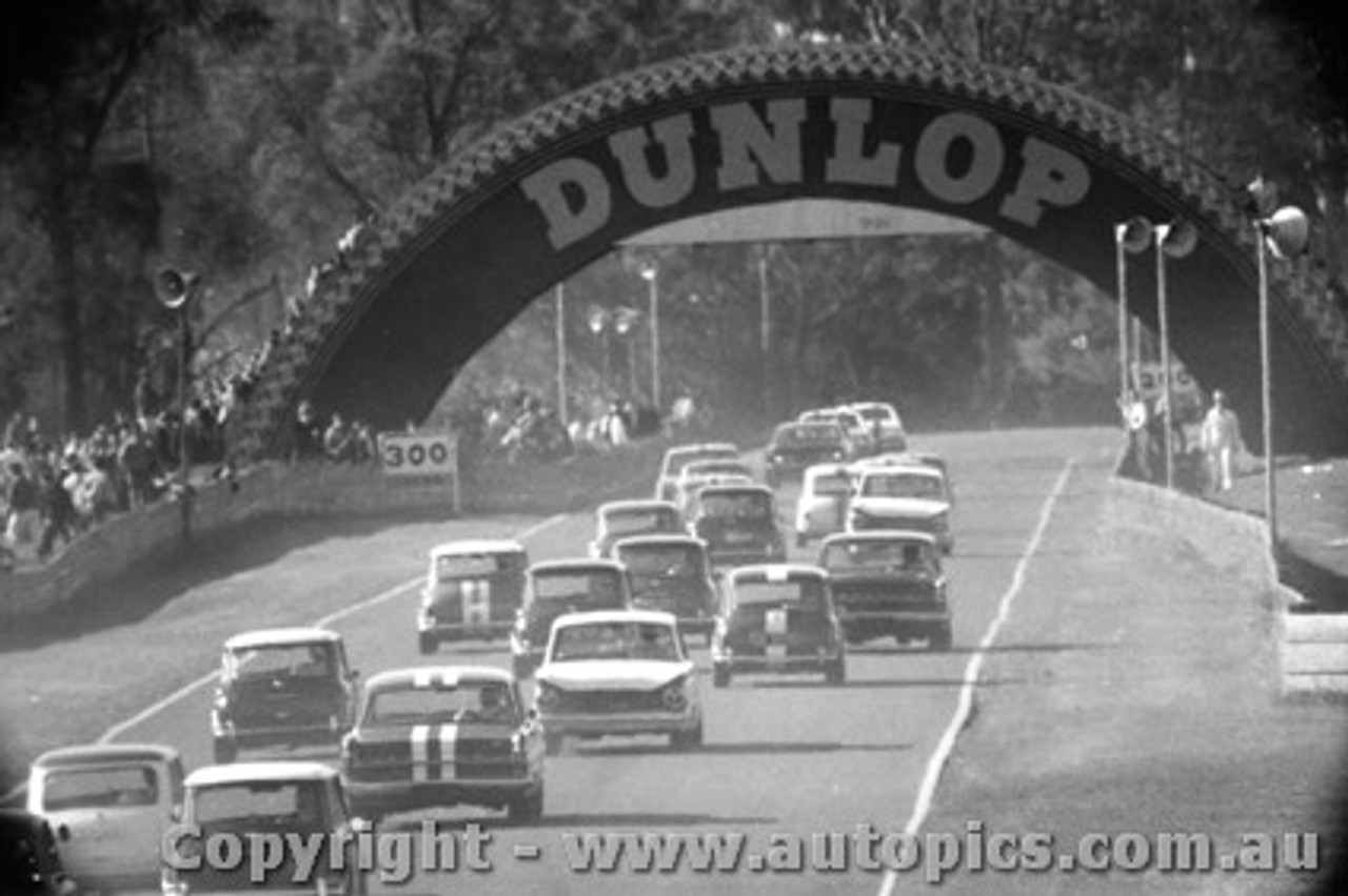 68070 - First Lap of the 1968 Touring Car C Ship -  Warwick Farm 1968