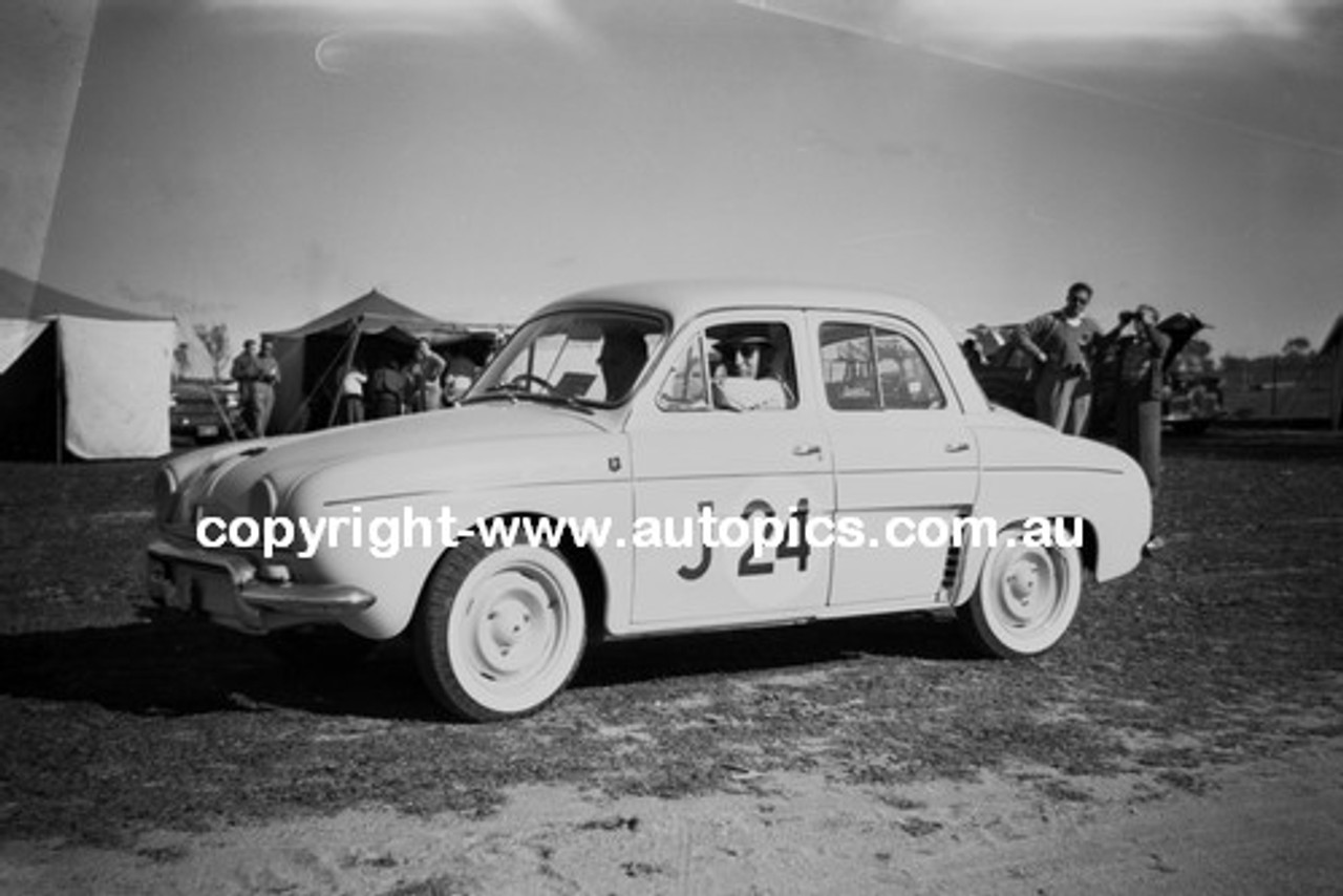 60036 - Bill March, Renault Gordini - Bathurst 3rd October 1960 - Photographer Lance Lowe