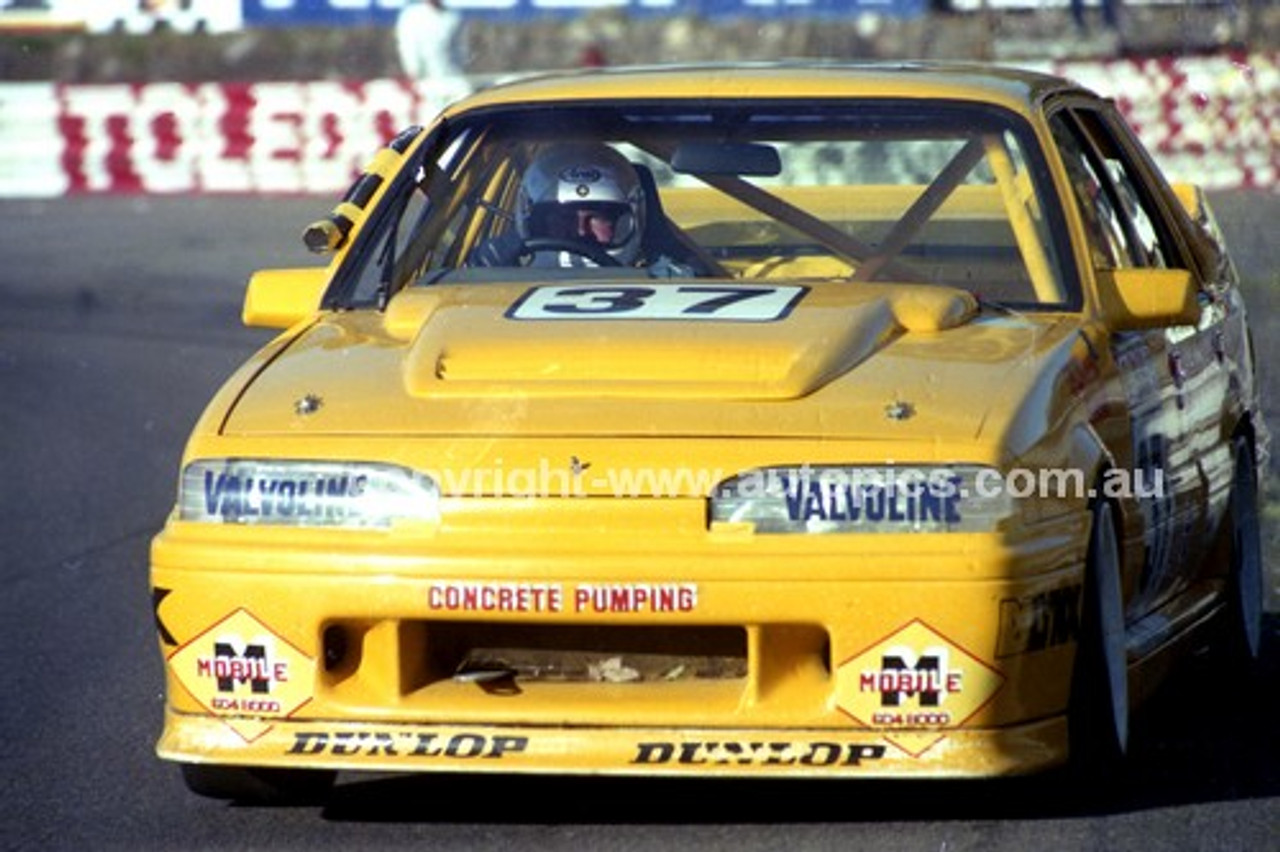 89526 - Brian Callaghan Commodore VL - Amaroo Park 6th August 1989 - Photographer Lance J Ruting