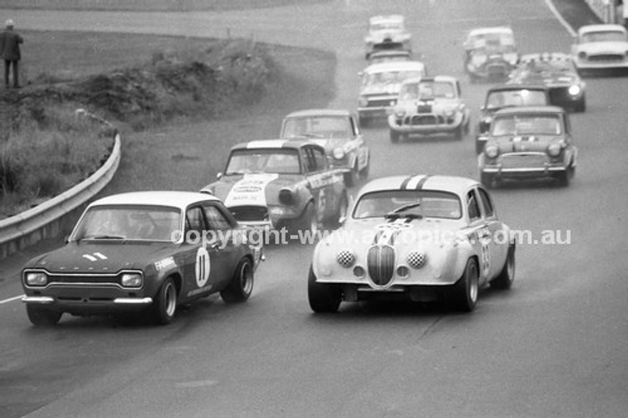 72472 - Bill Fanning, Escort & Bruce Taylor, Jaguar/Ford - Amaroo Park 5th march 1972 - Photographer Lance J Ruting