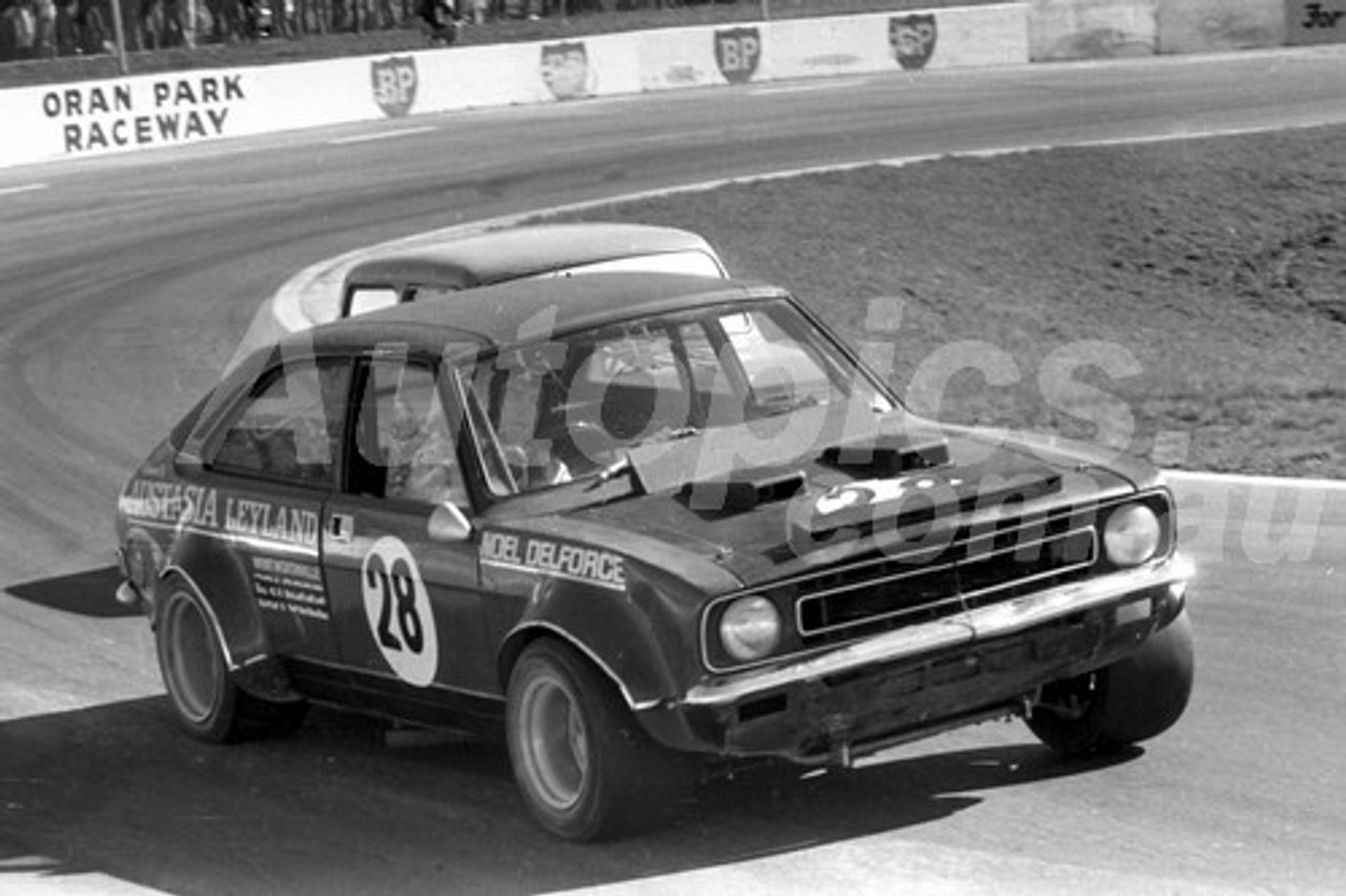 74670 - Noel Delforce, Marina V8 - Oran Park 1974  - Photographer Lance Ruting
