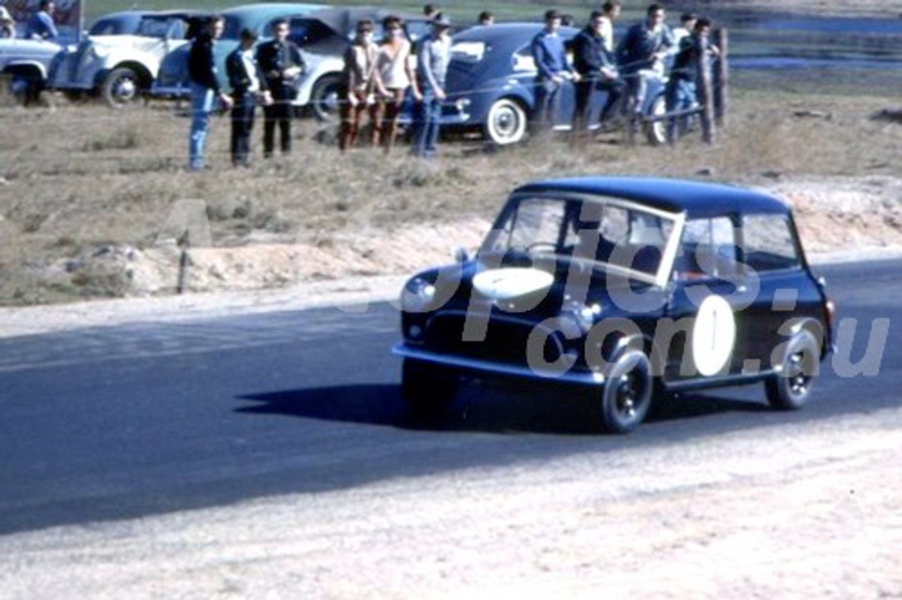 61019 - Leo Geoghegan, Morris 850 - Lakeside 1961