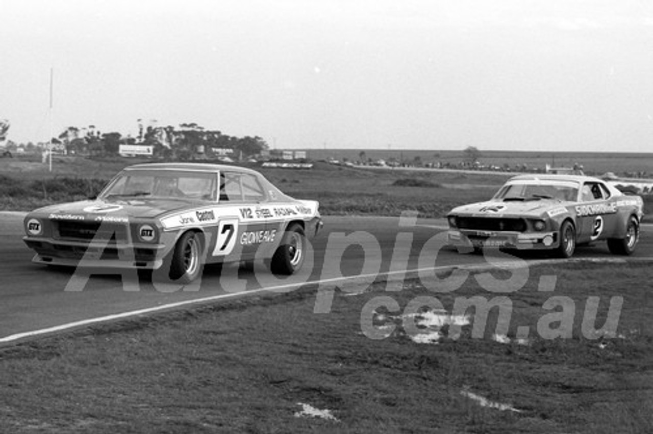 75156 - Bob jane, Monaro & Jim Richards, Mustang - Calder 1975 - Photographer Peter D'Abbs