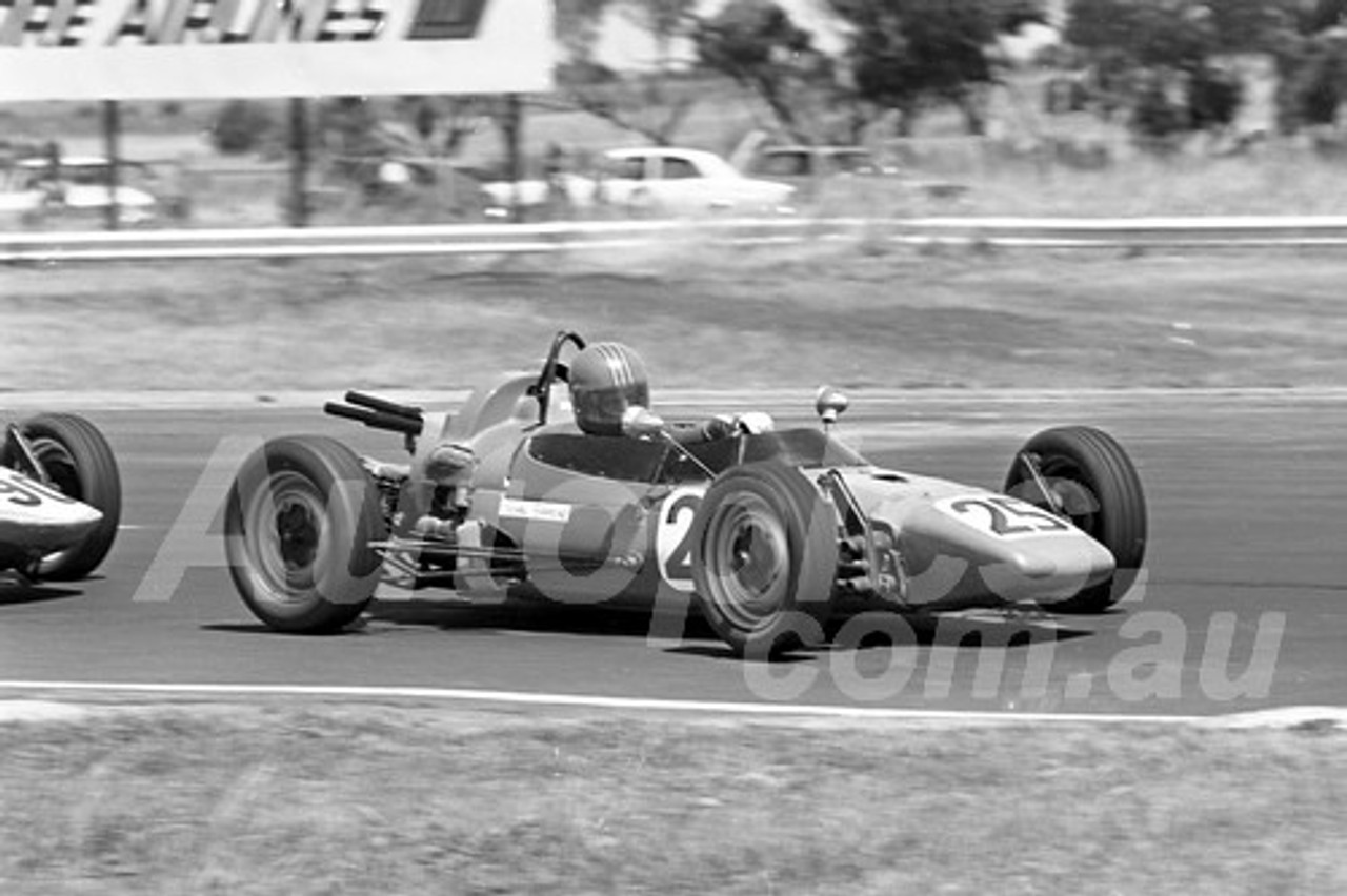 75190 - Michael Saracino, Standfast Vee - Calder 1975 - Photographer Peter D'Abbs