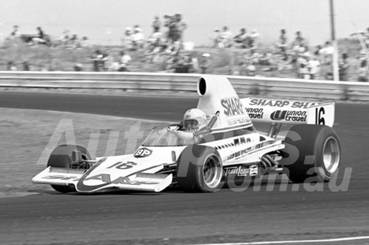 76133 - Max Stewart, Lola T400  - Calder 1976 - Photographer Peter D'Abbs