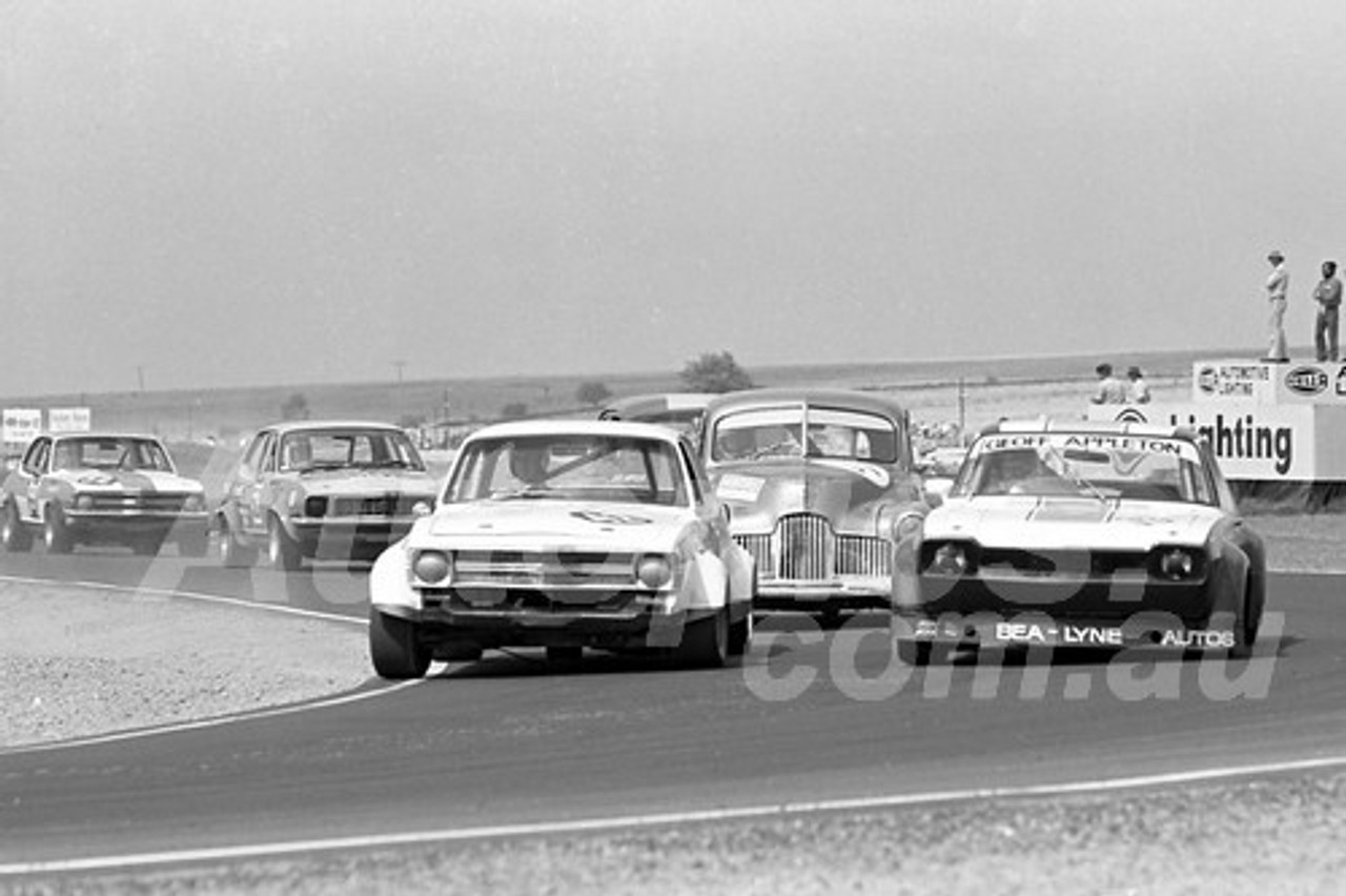 76135 - Geoffrey Appleton, Capri & Graeme Brown, Torana  - Calder 1976 - Photographer Peter D'Abbs