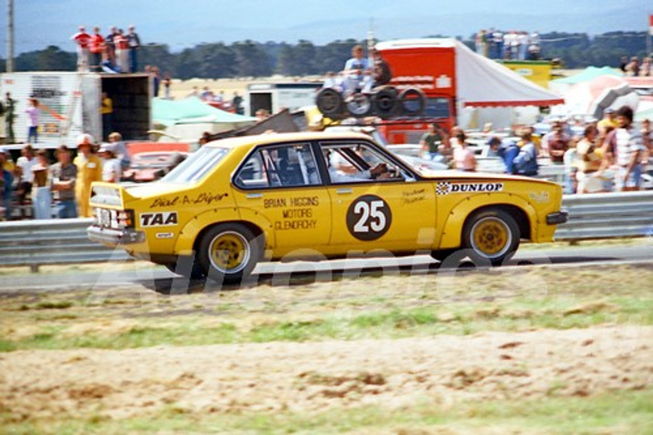 77145 - Graham Parsons, Torana L34 - Symmons Plains 7th March 1977 - Photographer Keith Midgley