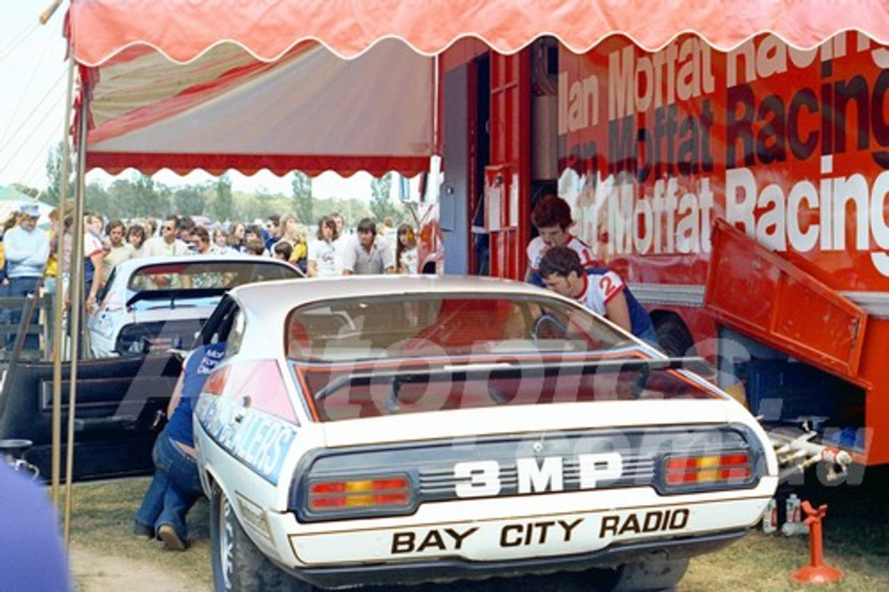 77147 - Allan Moffat & Colin Bond, Falcon - Symmons Plains 7th March 1977 - Photographer Keith Midgley