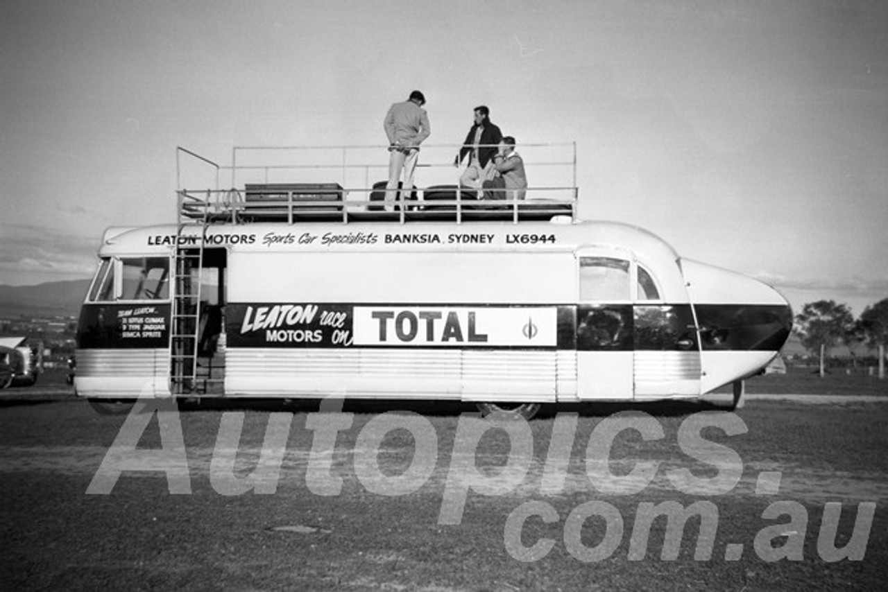 60107 - Team Leaton Transporter - Bathurst 2nd October 1960 - Paul Manton Collection