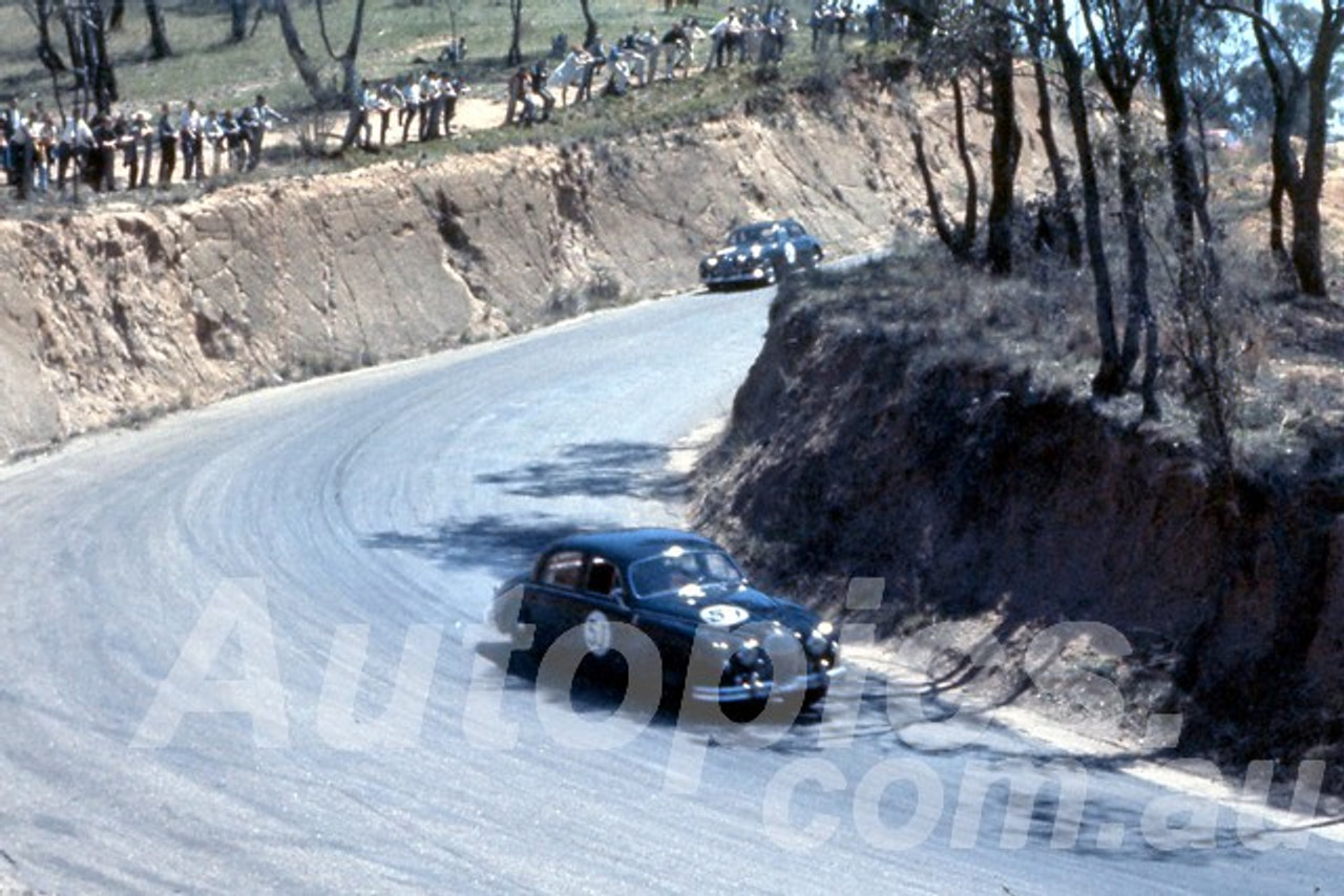 61029 - Ian (Pete) Geoghegan - 3.4 Jaguar - Bathurst Easter 1961 - Photographer Peter Wilson