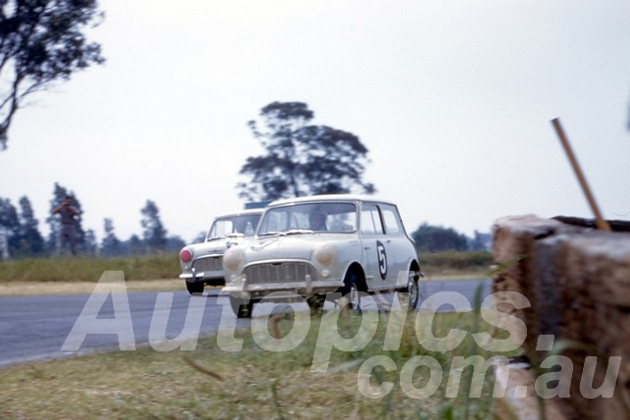 61046 - Morris 850  - Warwick Farm 1961 - Photographer Peter Wilson