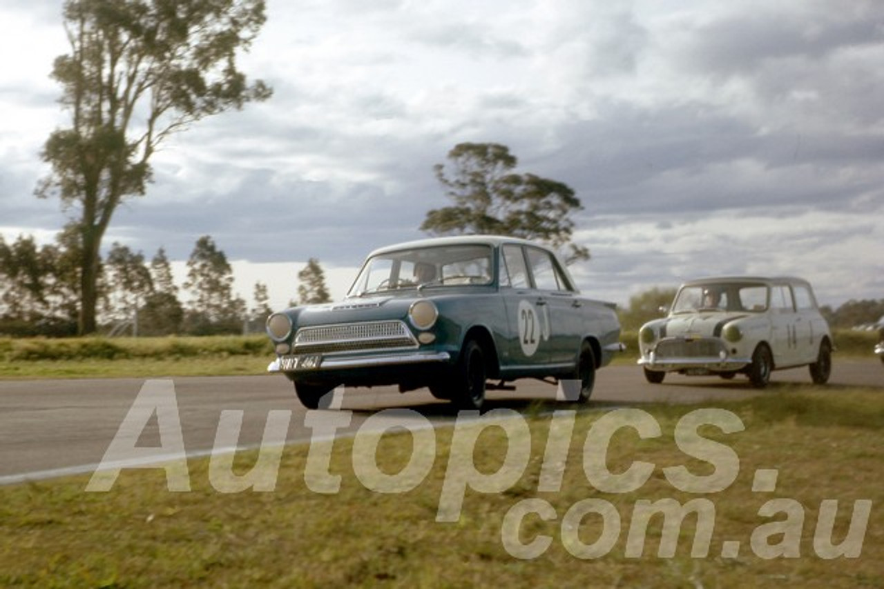63048 - Harry Firth, Cortina & Laurie Stewart Morris 850  - Warwick Farm 1963 - Photographer Peter Wilson