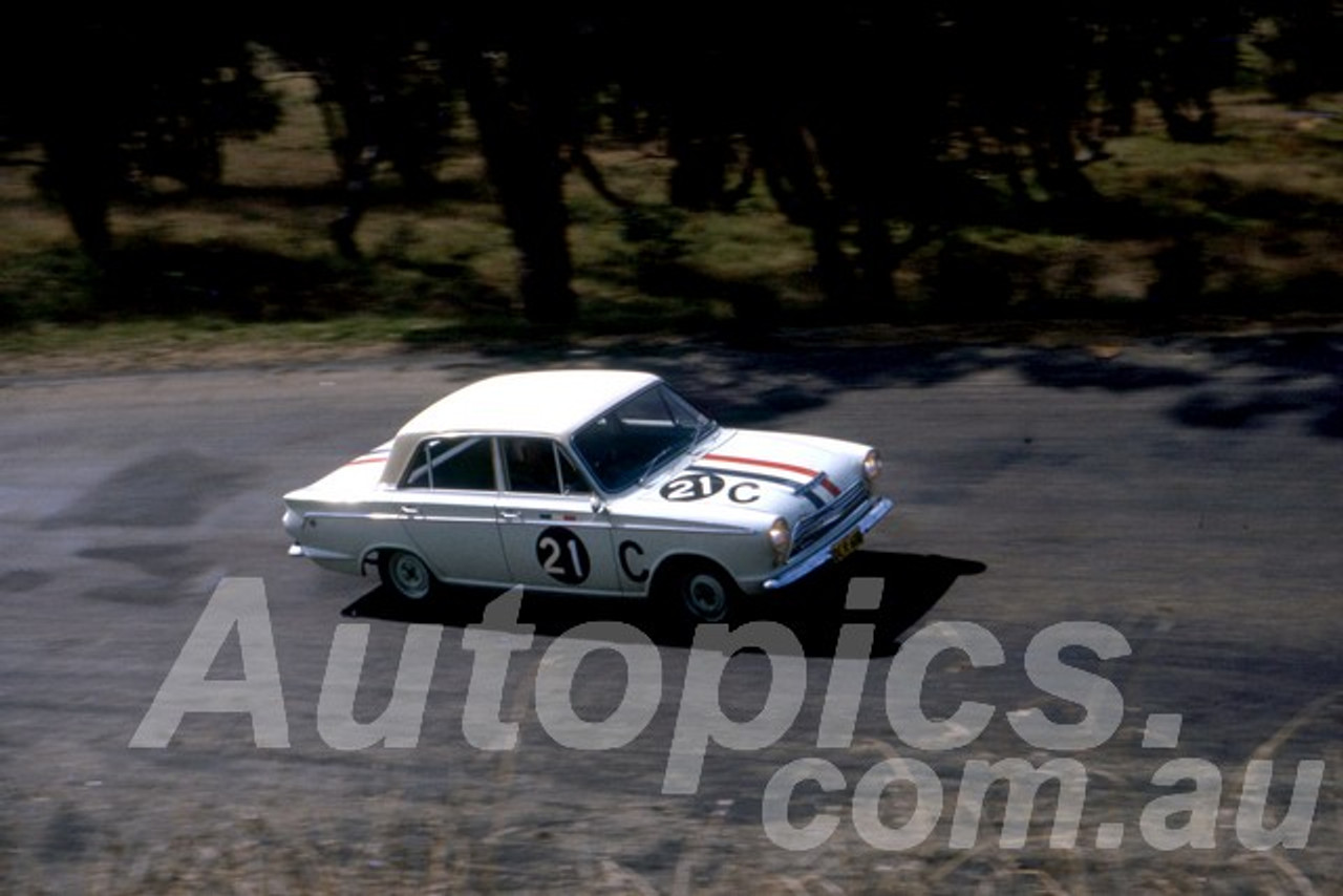 63744 - Leo & Ian (Pete) Geoghegan, Ford Cortina GT -  Armstrong 500 Bathurst 1963 - Peter Wilson Collection