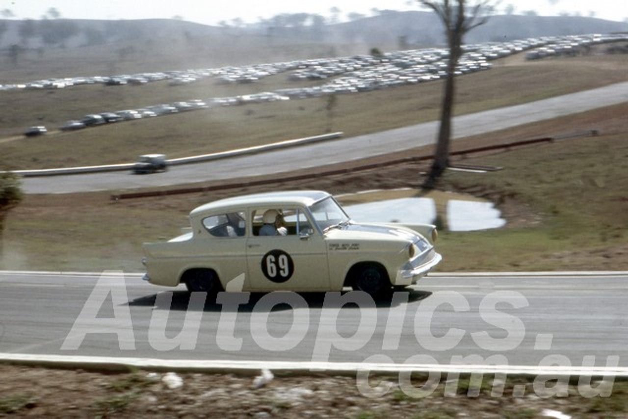 65305 - Nev Brown, Ford Anglia - Oran Park 1965 - Peter Wilson Collection