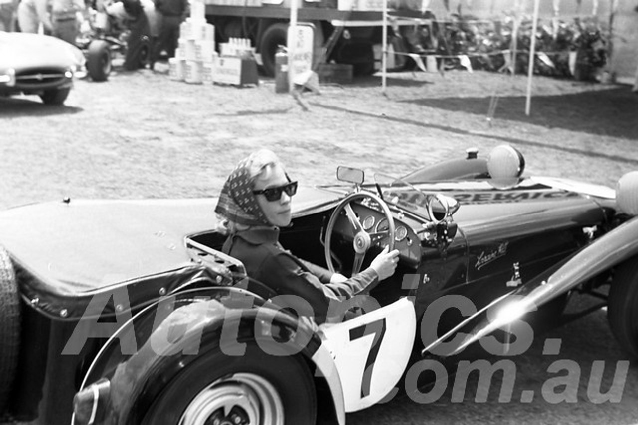 65315 - Lorraine Hill, Lotus Super 7 - Warwick Farm 1963 - Paul Manton Collection
