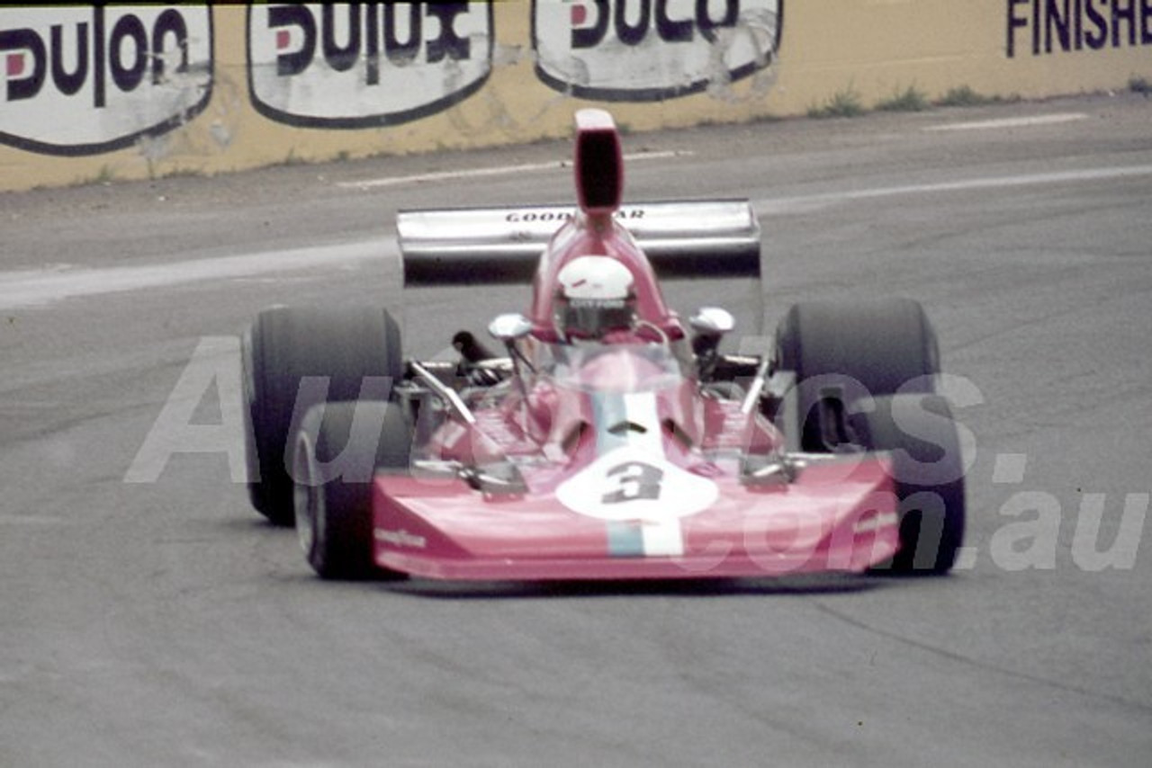 77643-  Warwick brown, Lola T430 Chev. - Tasman Series Australian Grand Prix Oran Park 1977 - Photographer Neil Stratton