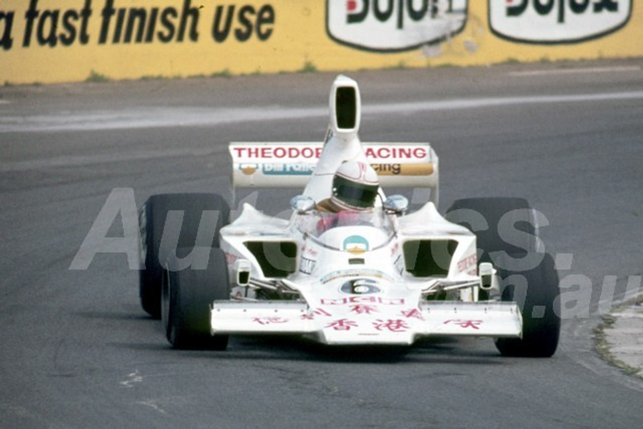 77647 - Alan Jones, Lola T332 - Tasman Series Australian Grand Prix Oran Park 1977 - Photographer Neil Stratton