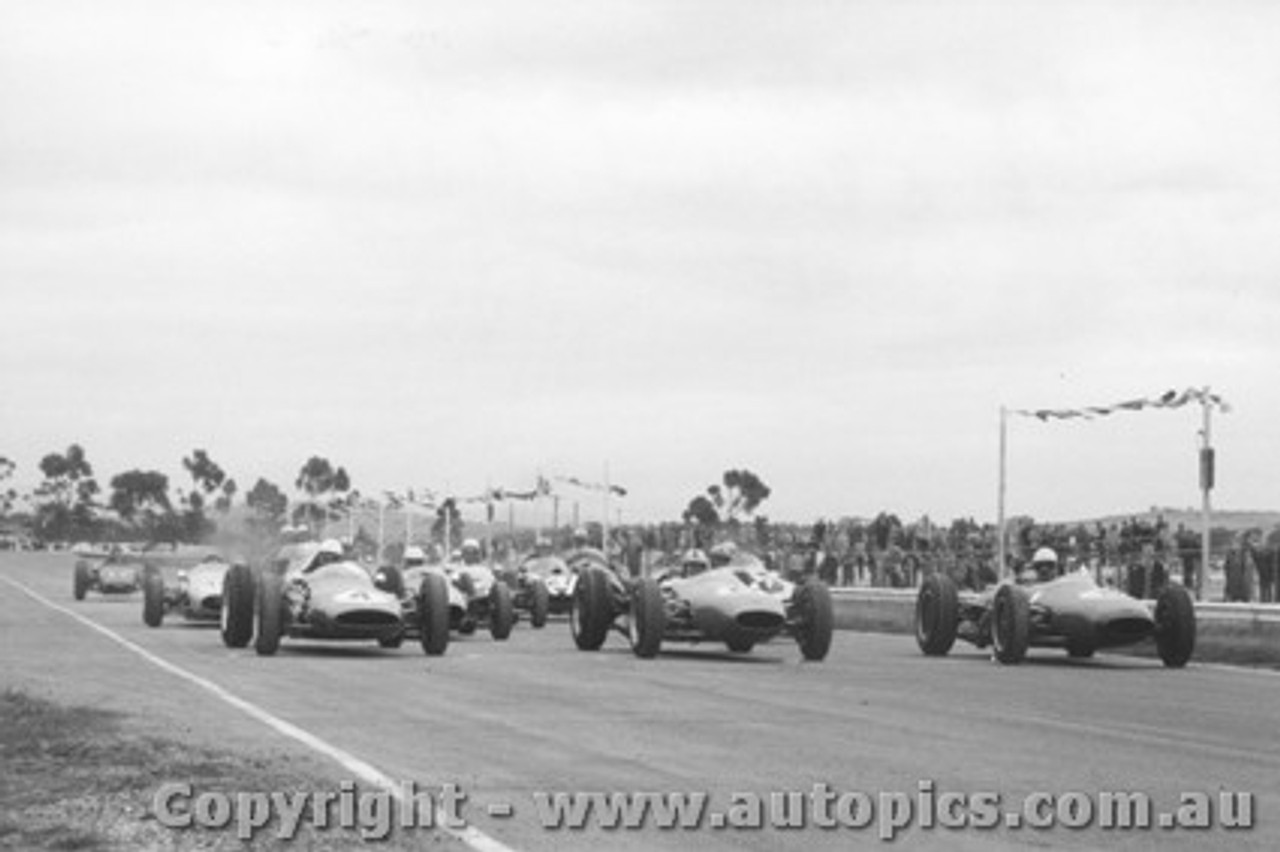 63510 - Start of the Victorian Trophy Race Calder 1963 - L. Davison Cooper Climax / B. Stillwell / D. McKay  Brabham Climax.