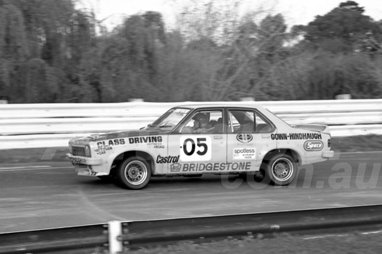 75238 - Peter Brock / Brian Sampson, Torana SLR 5000 - Sandown 14 th September 1975 - Photographer Peter D'Abbs