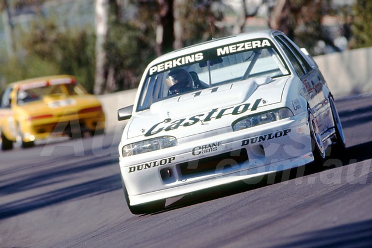 90787  -  LARRY PERKINS / TOMAS  MEZERA, COMMODORE VL - Tooheys 1000 Bathurst 1990 - Photographer Ray Simpson