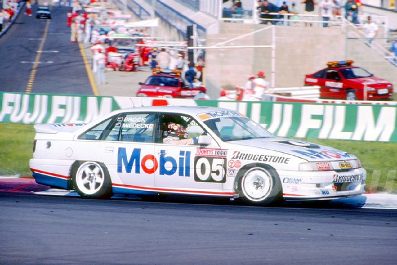 91805 - PETER BROCK / ANDREW MIEDECKE, COMMODORE VN - 1991 Bathurst Tooheys 1000 - Photographer Ray Simpson