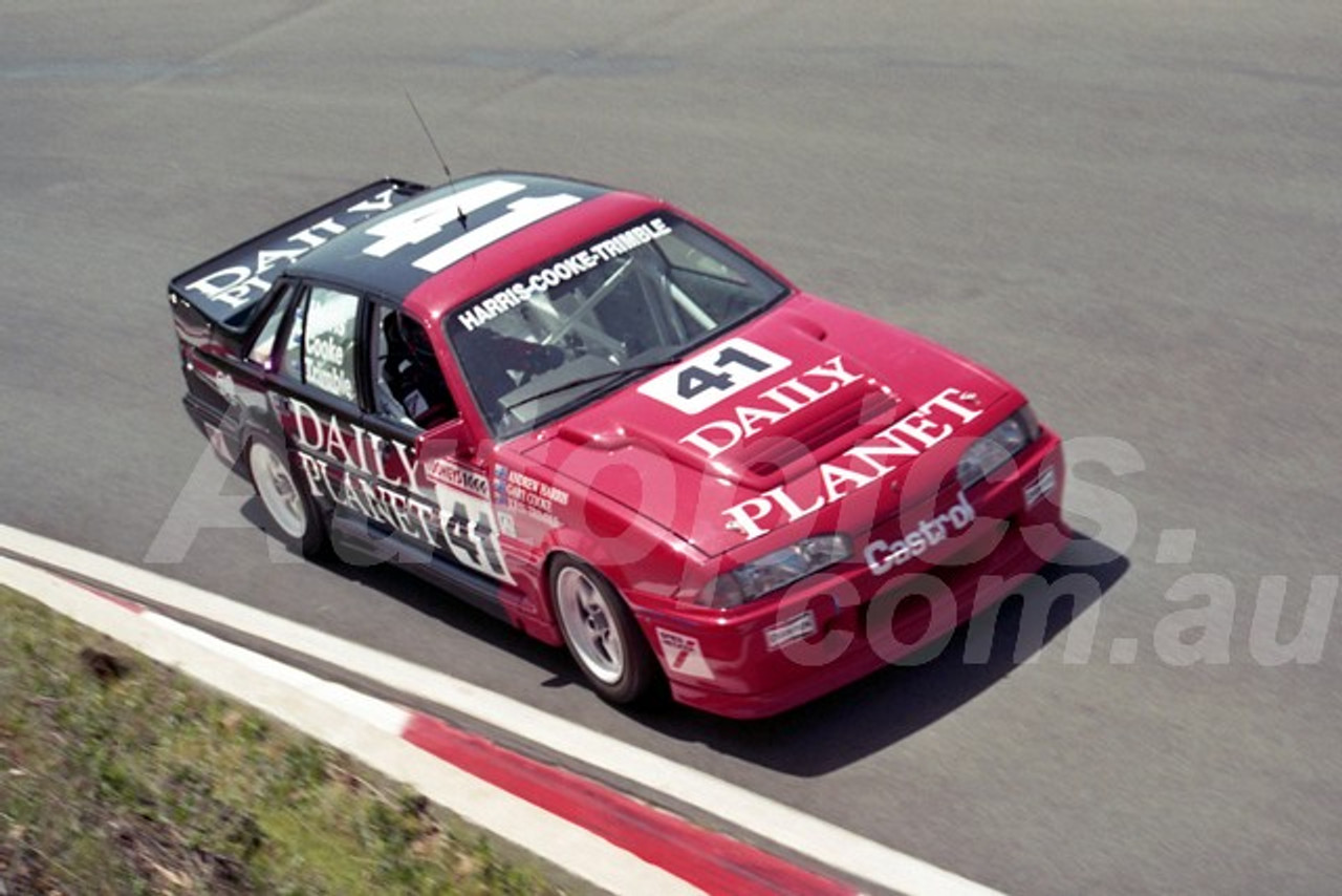 92827 - ANDREW HARRIS / GARY COOKE / JOHN TRIMBLE, COMMODORE VL - 1992 Bathurst Tooheys 1000 - Photographer Lance J Ruting