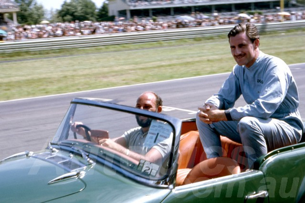 65592 - Graham Hill & Stirling Moss - Warwick Farm 1965 - Jim Bertram Collection