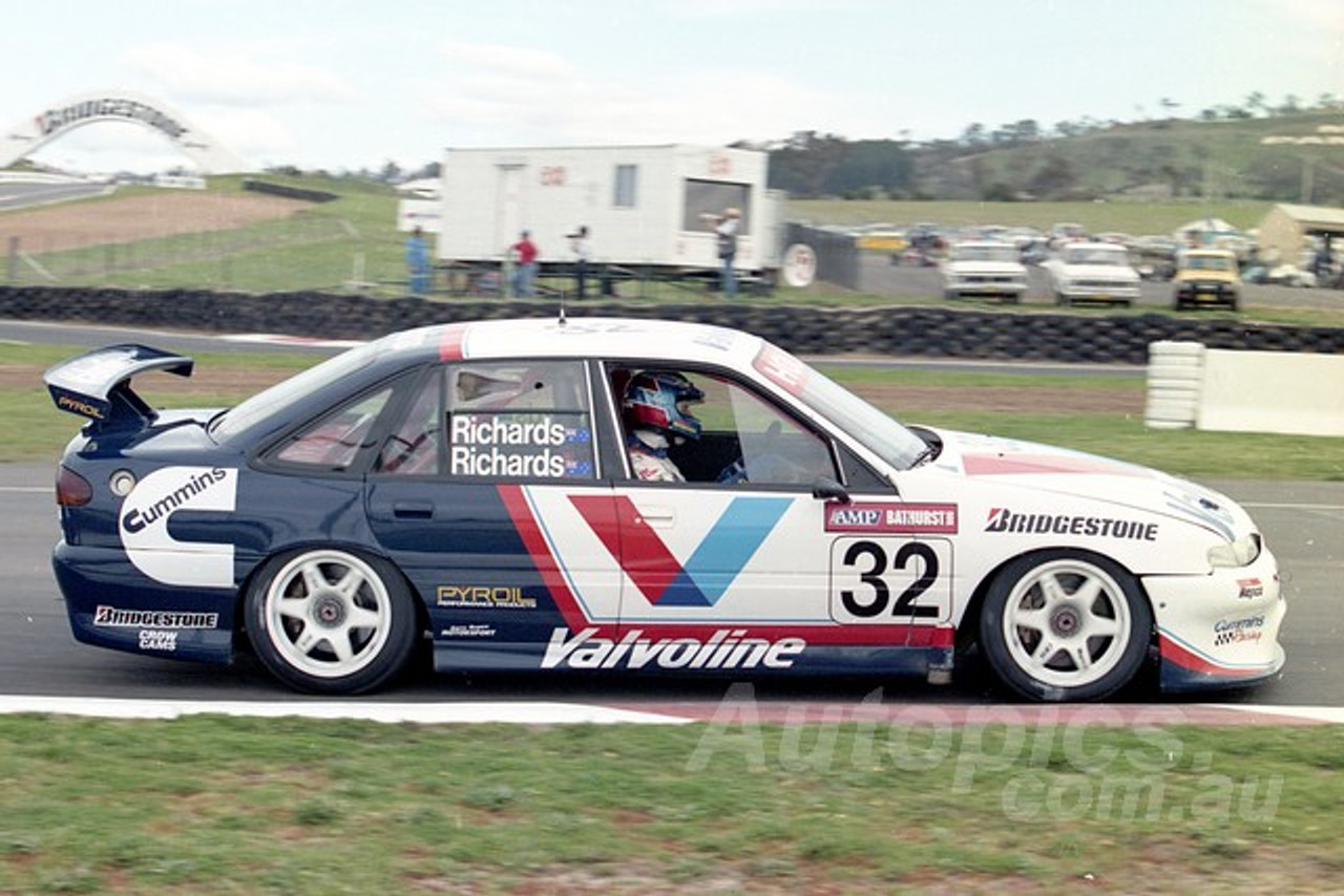 96792 - STEVEN RICHARDS / JIM RICHARDS - Commodore VR - AMP Bathurst 1000 1996 - Photographer Marshall Cass