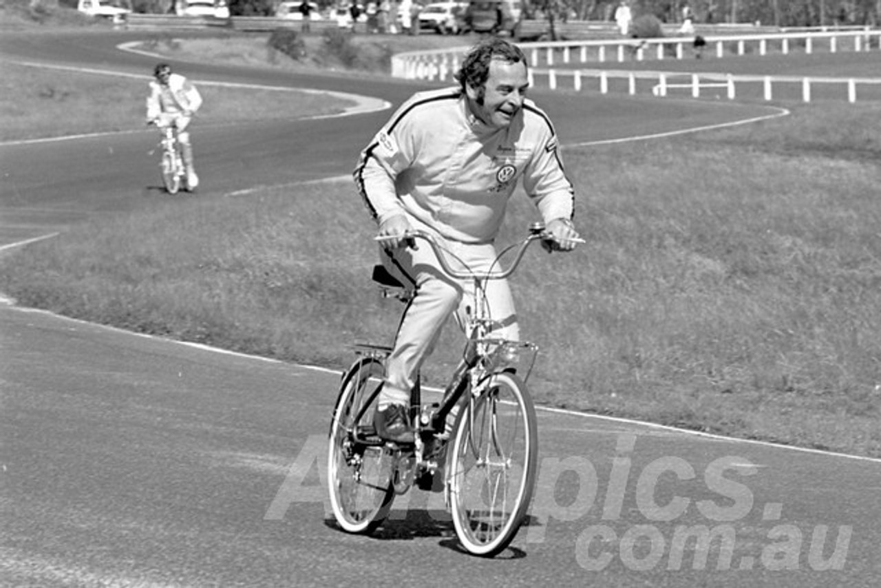 74198 - Bryan Thomson, Drivers Bike Race - Sandown 8th September 1974 - Photographer Peter D'Abbs