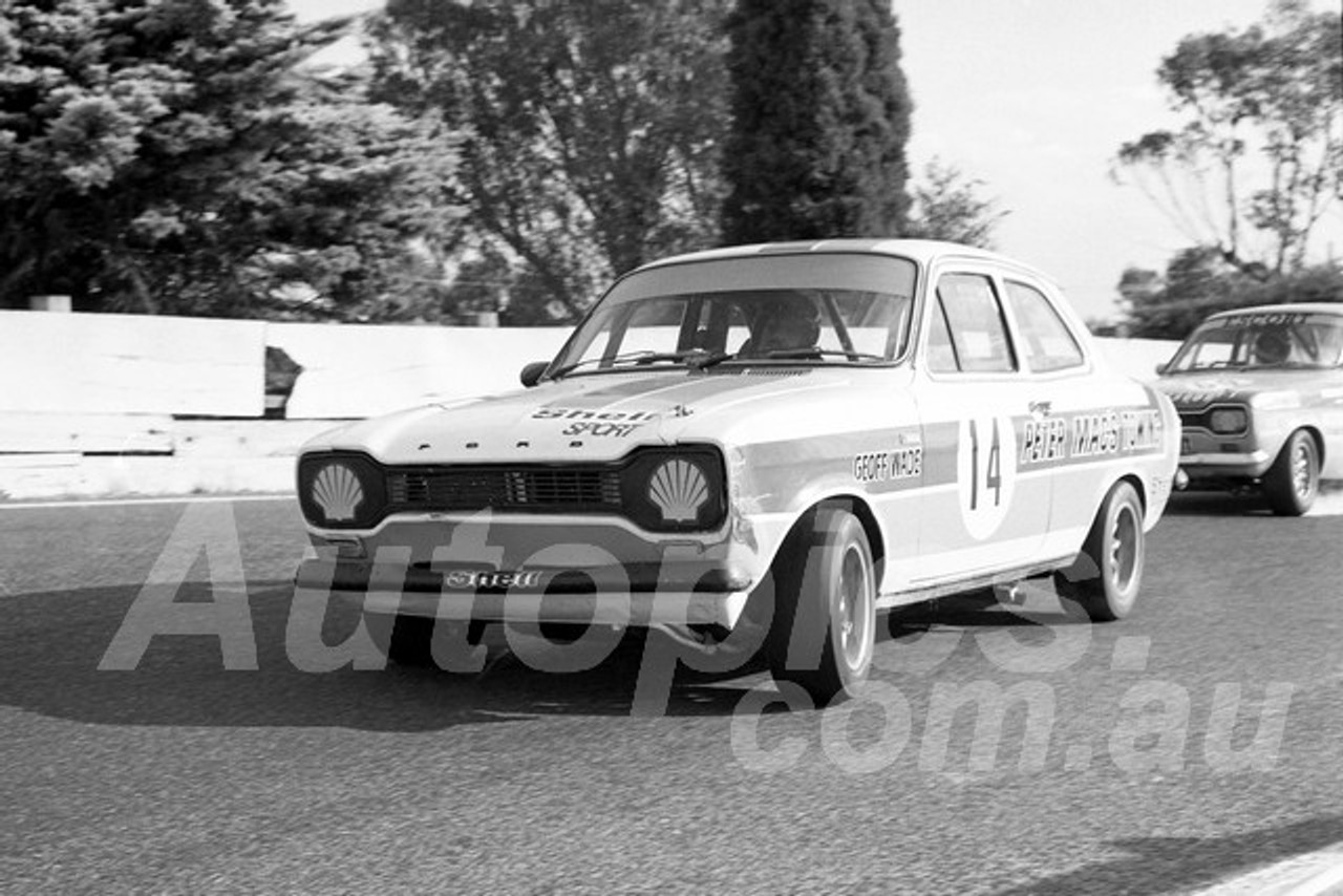 76238 - Geoff Wade, Escort GT 1300 -  Sandown 11th April 1976 - Photographer Peter D'Abbs