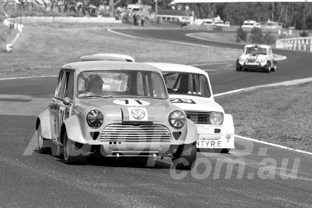 76245 - Alan Braszell & Andrew McIntyre, Minis -  Sandown 11th April 1976 - Photographer Peter D'Abbs