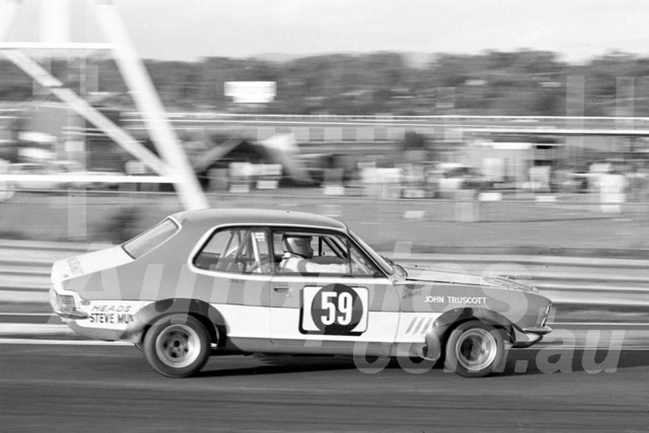 76250 - John Truscott, Torana GTR - Sandown 11th April 1976 - Photographer Peter D'Abbs