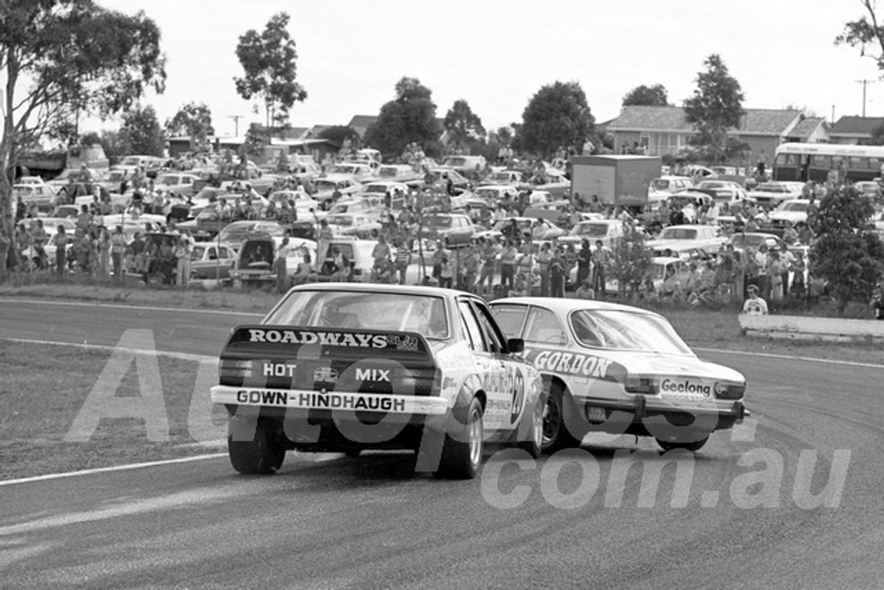 76253 - Garth Winston, Torana SLR 5000 & Graham Harrison, Alfa Romeo GTV 2000 - Sandown 11th April 1976 - Photographer Peter D'Abbs