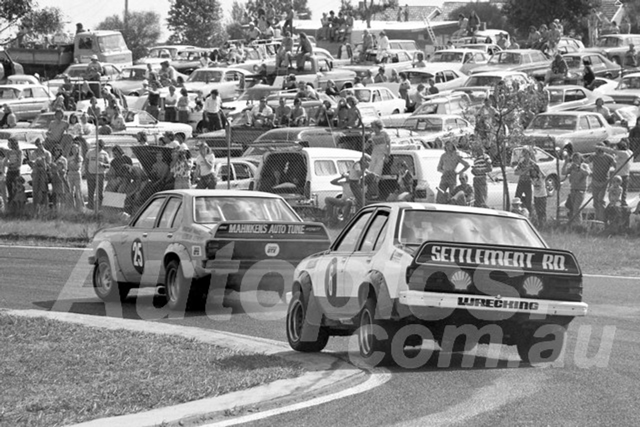 76255 - Graham Parsons & John Harvey, Torana SLR 5000 - Sandown 11th April 1976 - Photographer Peter D'Abbs