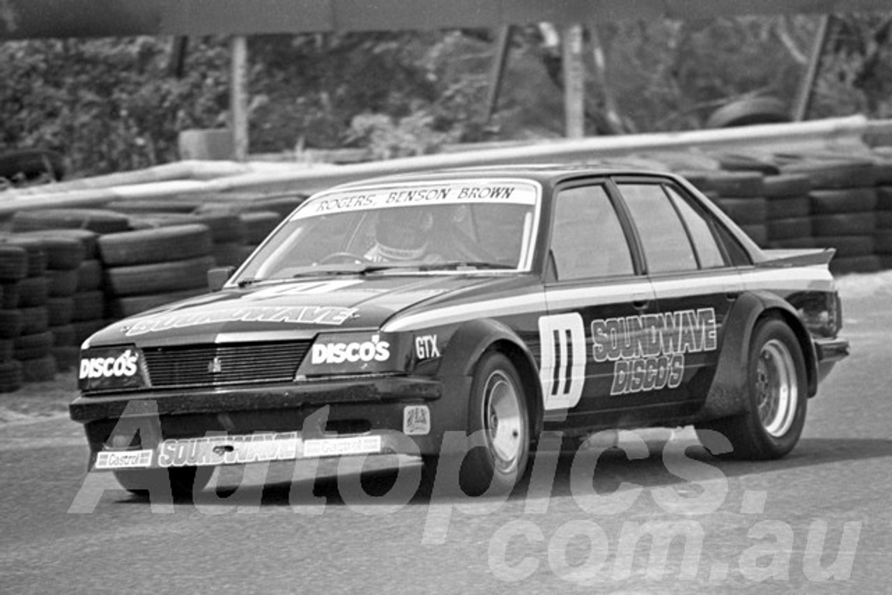 83102 - Rogers & Benson-Brown, VH Commodore - Sandown 1983 - Photographer Peter D'Abbs