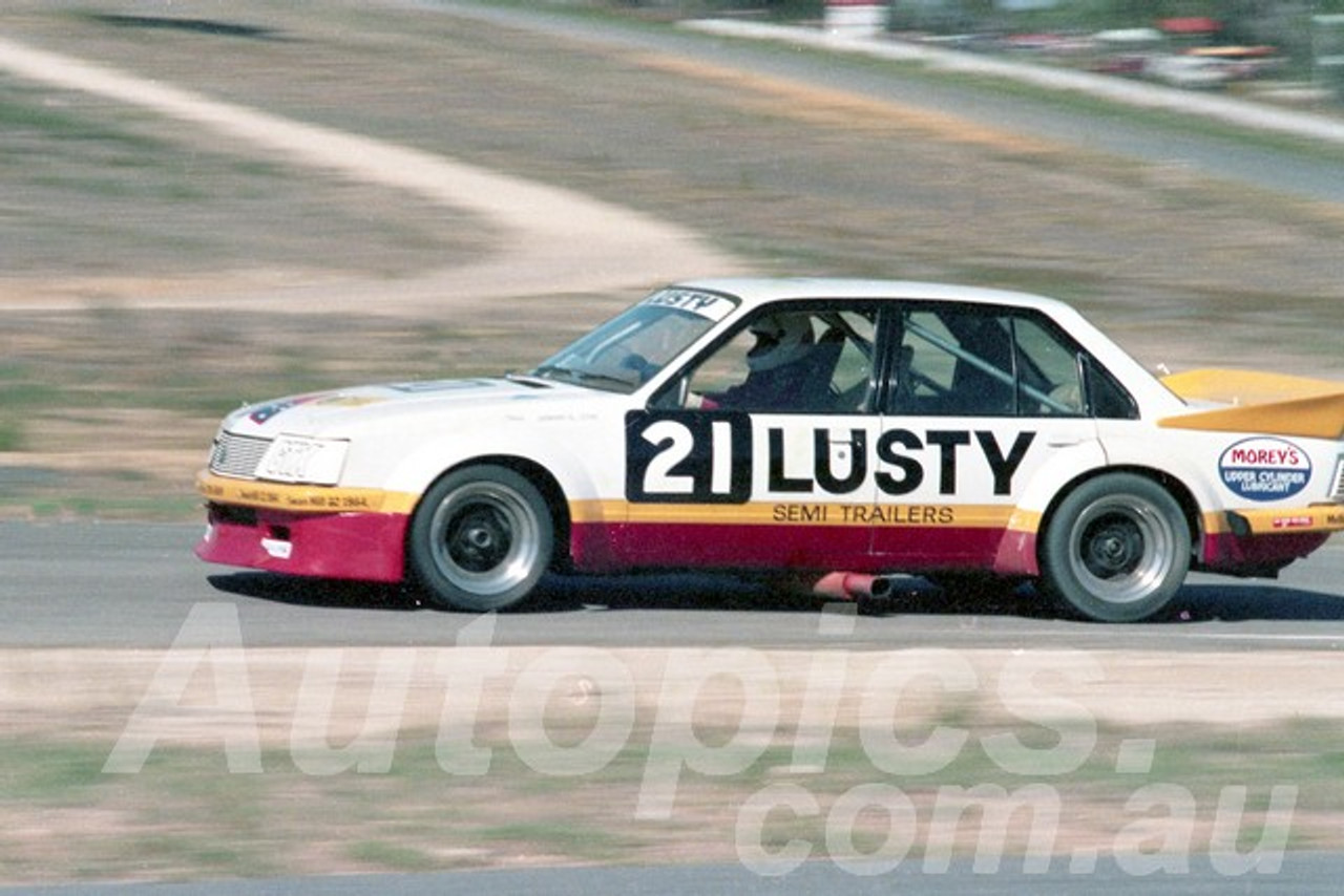 84107 - John Lusty, Commodore - Wanneroo April 1984 - Photographer Tony Burton