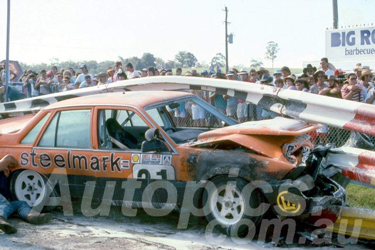 87108 - Graham Lust, VK Commodore, Lakeside 1987 - Photographer Ray Simpson