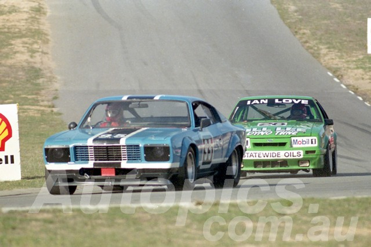 87117 - Craig Marsland Charger & Ian Love Mustang  -  Wanneroo April 1987 - Photographer Tony Burton