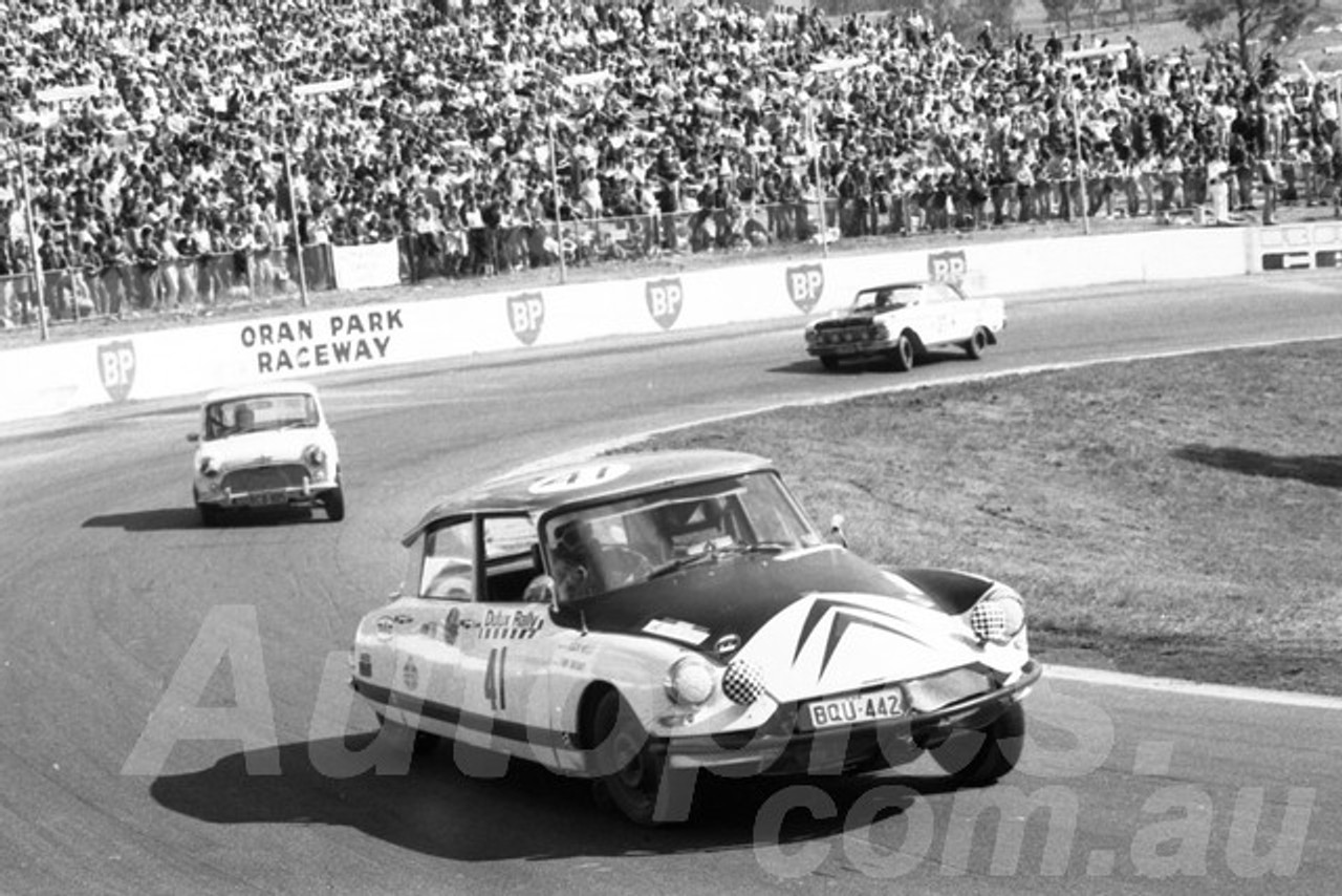 71547 -  Roger Well, Citroen - Dulux Rally Oran Park 1971 - Photographer Lance Ruting