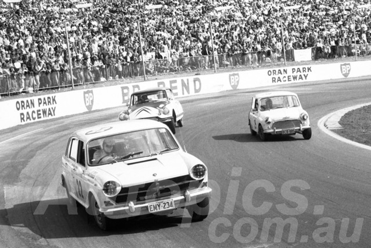 71550 - Peter Navin, Austin 1800 - Dulux Rally Oran Park 1971 - Photographer Lance Ruting