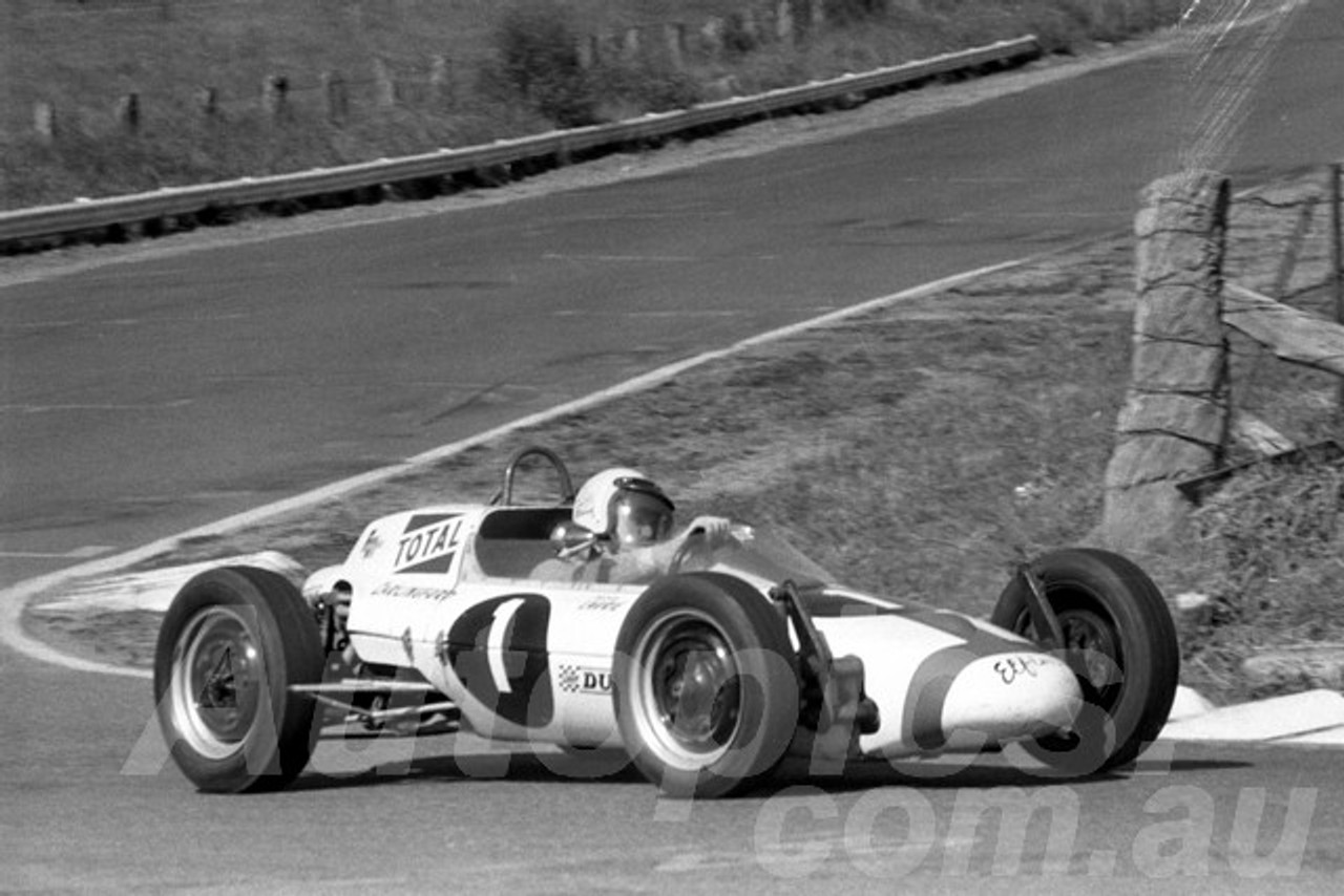 73303 -  Laurie Campfield, Elfin Vee  - Bathurst Easter 1973 - Photographer Lance Ruting