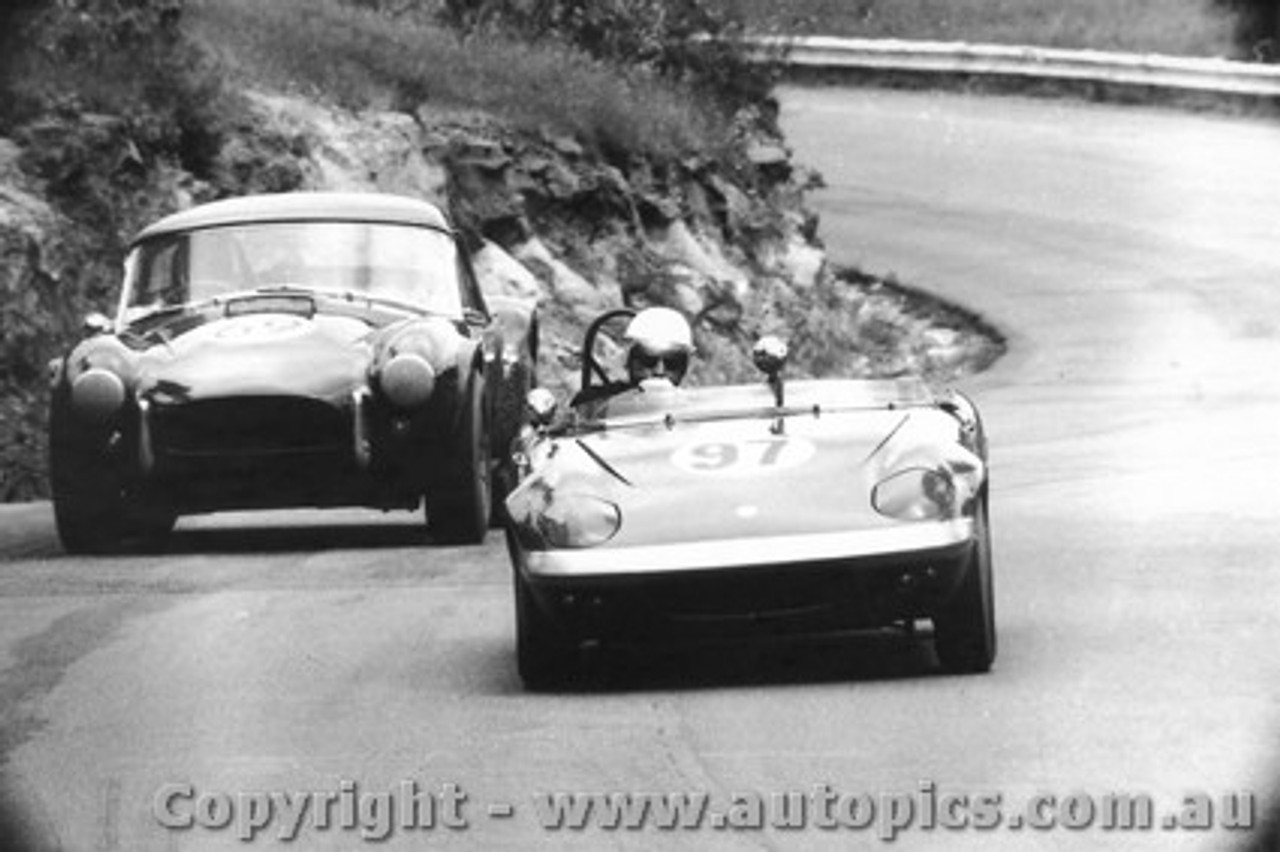 67457 - P. Meyer Lotus Elan /  R. Thorp  AC Cobra  - Catalina Park Katoomba 30/1/1967