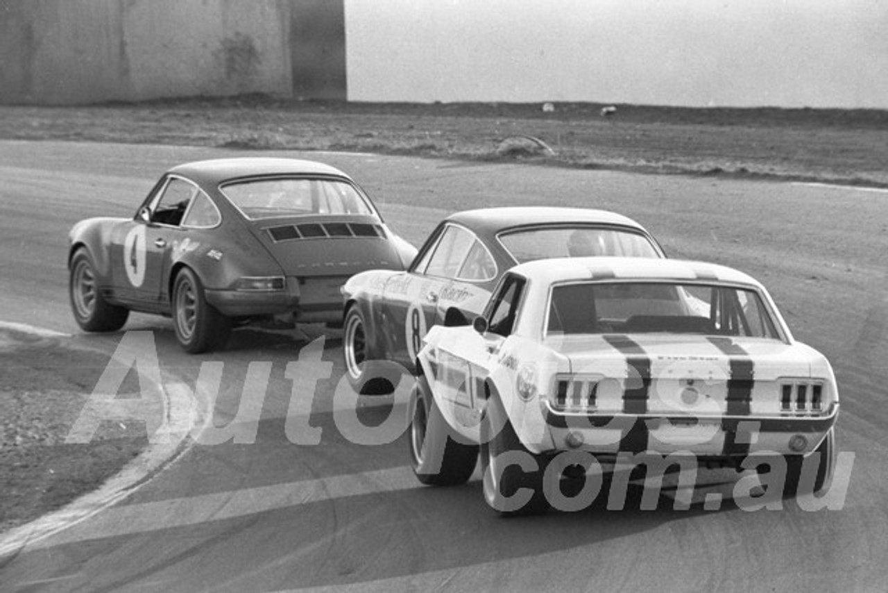 700020 - Bill Brown & Brian Foley, Porsche & Ian (Pete) Geoghegan, Mustang - Oran Park 1970 - Photographer Lance J Ruting